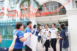 Thí sinh phấn khởi sau giờ làm bài thi môn Toán tại điểm thi THCS Trần Văn Ơn (phường Tân Định). Ảnh: THU TÂM.