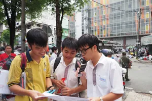 Thí sinh tại điểm thi Trường THCS Lý Phong (phường An Đông, TPHCM) sau khi kết thúc giờ làm bài môn tự chọn. Ảnh: THU TÂM.