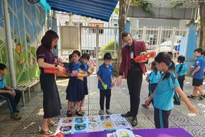 Học sinh Trường Tiểu học Hòa Bình (phường Sài Gòn) tham gia hoạt động với giáo viên nước ngoài 