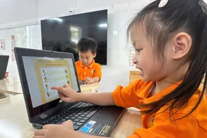 Học sinh Trường Mầm non Hoa Lư (phường Sài Gòn) tham gia hoạt động ứng dụng chuyển đổi số trong giờ học