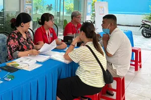 Phụ huynh nộp hồ sơ nhập học tại Trường Tiểu học Trần Khánh Dư (phường Tân Định) ngày 14-7