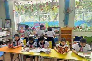 Học sinh Trường Tiểu học Trần Khánh Dư (phường Tân Định) đọc sách tại thư viện nhà trường