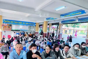 Phụ huynh được tư vấn kỹ lưỡng trước khi nộp hồ sơ xét tuyển bổ sung vào lớp 10 Trường THPT Đào Sơn Tây (phường Linh Xuân) trong sáng 22-7