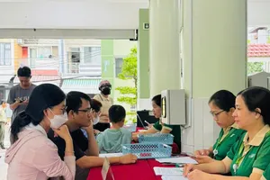 Phụ huynh được hướng dẫn nộp hồ sơ nhập học vào lớp 1 Trường Trường Tiểu học Hiệp Tân (phường Phú Thạnh). Ảnh minh họa.