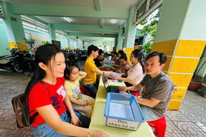 Phụ huynh nộp hồ sơ nhập học vào lớp 1 năm học 2026-2027 tại Trường Tiểu học Kim Đồng (phường Gò Vấp). Ảnh minh họa.