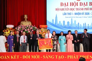 Hội Khuyến học Việt Nam tặng cờ thi đua cho Hội Khuyến học TPHCM do có thành tích xuất sắc trong phong trào thi đua khuyến học, khuyến tài, xây dựng xã hội học tập