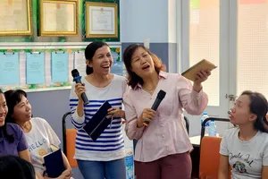 Giáo viên Trường Tiểu học Đặng Trần Côn (phường Vĩnh Hội) hào hứng tham gia các hoạt động giao tiếp bằng tiếng Anh