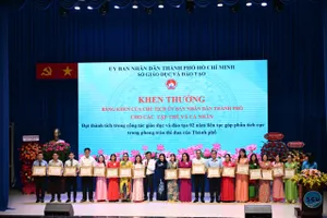 Tập thể và cá nhân đạt thành tích xuất sắc nhận bằng khen của Chủ tịch UBND TPHCM
