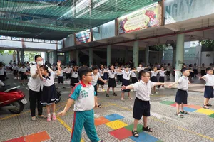 Học sinh Trường Tiểu học Chương Dương (phường Cầu Ông Lãnh, TPHCM) tập thể dục vào giờ chơi. Ảnh minh họa.