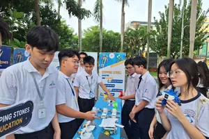 Học sinh khối 10 Trường THPT Thoại Ngọc Hầu - một trong những trường học mới đưa vào hoạt động trong năm học 2026-2027, tham gia hoạt động đầu năm