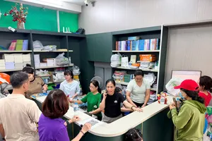 Phụ huynh mua SGK tại trụ sở Nhà xuất bản Giáo dục Việt Nam tại TPHCM (phường Chợ Quán) trong sáng 20-8. Ảnh: HOÀNG HÙNG