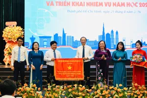 Văn phòng Sở GD-ĐT TPHCM nhận Cờ thi đua của Chính phủ.
