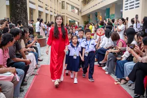 Học sinh lớp 1 Trường Tiểu học Nguyễn Bỉnh Khiêm (phường Sài Gòn) tham gia ngày hội "Chào Nguyễn Bỉnh Khiêm - Chào những điều mới"