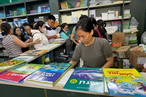 Phụ huynh mua sách giáo khoa tại trụ sở Nhà xuất bản Giáo dục Việt Nam tại TPHCM