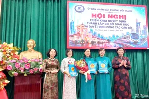Hội nghị triển khai quyết định thành lập cơ sở giáo dục và quyết định công tác cán bộ do UBND phường Bến Thành (TPHCM) tổ chức sáng 25-8 
