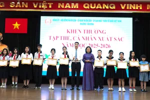 Lãnh đạo UBND phường Tân Định trao giấy khen cho học sinh có thành tích xuất sắc trong năm học 2025-2026