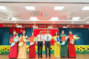 Ông Lương Vũ Ngữ, Phó Bí thư Thường trực Đảng ủy phường Hòa Hưng (thứ tư từ phải qua) trao các quyết định cán bộ sau sắp xếp trường học
