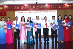 Sở GD-ĐT TPHCM trao các quyết định điều động, bổ nhiệm viên chức quản lý đối với các phòng, ban trực thuộc Sở GD-ĐT và hiệu trưởng các đơn vị trường học