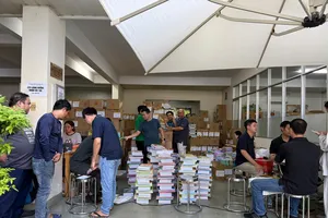 Phụ huynh mua SGK vào chiều 28-8 tại trụ sở Nhà xuất bản Giáo dục Việt Nam (phường Chợ Quán, TPHCM)