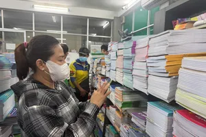 Phụ huynh mua SGK tại trụ sở NXBGDVN tại TPHCM sáng 29-8