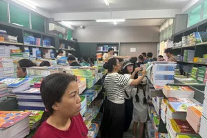 Phụ huynh mua trực tiếp SGK tại trụ sở NXBGDVN taị TPHCM trong dịp lễ 2-9