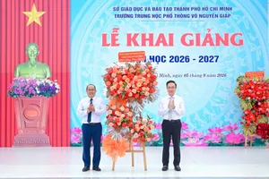 Đồng chí Đặng Minh Thông, Phó Bí thư Thành ủy TPHCM tặng hoa chúc mừng Trường THPT Võ Nguyên Giáp