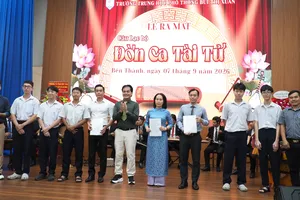 Ban chủ nhiêm Câu lạc bộ Đờn ca tài tử, Trường THPT Bùi Thị Xuân, ra mắt giáo viên và học sinh toàn trường