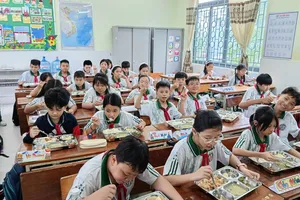Bữa trưa bán trú của học sinh Trường Tiểu học Hiệp Tân (phường Phú Thạnh) trong tuần học đầu tiên của năm học mới