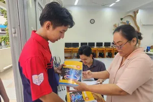 Trường THPT Bùi Thị Xuân (phường Bến Thành) cho học sinh mượn SGK. Ảnh: THU TÂM.