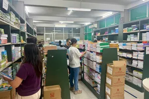 Phụ huynh mua SGK tại trụ sở NXBGDVN tại TPHCM
