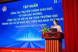 Đại diện Sở GD-ĐT TPHCM phát biểu tại buổi tập huấn công tác truyền thông giáo dục, đảm bảo an toàn trường học vào giữa tháng 9-2026