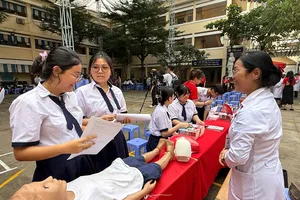 Học sinh Trường THPT Võ Thị Sáu (phường Gia Định, TPHCM) tìm hiểu về nhóm ngành khoa học sức khỏe