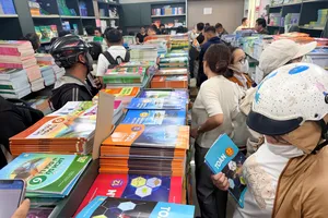 Trưa 15-9, nhiều phụ huynh vẫn tìm mua SGK cho con tại trụ sở NXBGDVN tại TPHCM (số 231 Nguyễn Văn Cừ, phường Chợ Quán). Ảnh: HOÀNG HÙNG