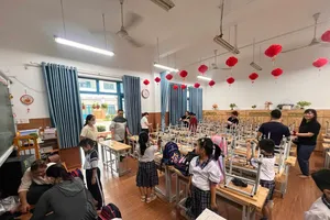 Phụ huynh học sinh lớp 2/4, Trường Tiểu học Chi Lăng (phường Thông Tây Hội, TPHCM) bọc chân bàn, chân ghế giúp học sinh có môi trường học tập an toàn.