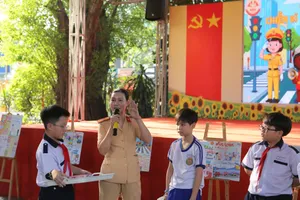 Học sinh Trường Tiểu học Nguyễn Bỉnh Khiêm (phường Sài Gòn) tham gia chuyên đề về an toàn giao thông