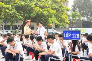 Học sinh TPHCM tìm hiểu về việc chấp hành an toàn giao thông trên đường đến trường