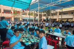 Học sinh Trường THCS Hồ Văn Long (phường Bình Tân) trở lại ăn bán trú sau 3 ngày tạm ngưng do bữa ăn kém chất lượng