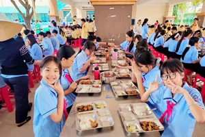 Học sinh Trường THCS Hồ Văn Long (phường Bình Tân, TPHCM) trở lại ăn bán trú từ ngày 18-9