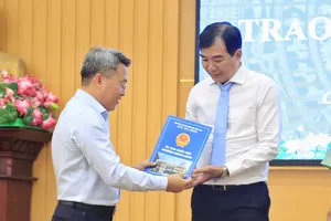 Ông Vương Chí Hùng, Phó Chủ tịch UBND phường Chánh Hưng nhận quyết định tiếp nhận và bổ nhiệm chức vụ Trưởng phòng Kế hoạch tài chính (Sở GD-ĐT TPHCM)