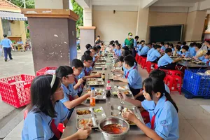 Tổ chức ăn bán trú là một trong các dịch vụ phục vụ, hỗ trợ hoạt động giáo dục được triển khai khoản thu trong năm học này