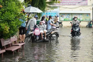 Phụ huynh Trường Tiểu học Bình Triệu (phường Hiệp Bình) vất vả đưa con vào trường do nước ngập hồi cuối tháng 9-2026