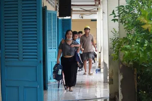 Học sinh Trường Tiểu học Bình Triệu (phường Hiệp Bình, TPHCM) chờ vào lớp do phòng học bị ảnh hưởng bởi nước ngập