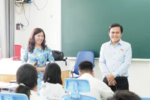 Trưởng Ban Văn hóa - Xã hội (HĐND TPHCM) Cao Thanh Bình tham quan một giờ học của học sinh Trường Tiểu học - THCS - THPT Nam Sài Gòn