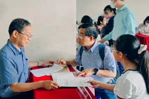 Phụ huynh và học sinh Trường THPT Nguyễn Hữu Thọ (phường Xóm Chiếu) tìm hiểu về tổ hợp môn học lớp 10 vào đầu năm học 2026-2027