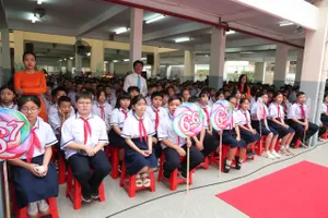 Học sinh Trường THCS Nguyễn Du (phuờng Bến Thành) tham dự lễ khai giảng năm học 2026-2027