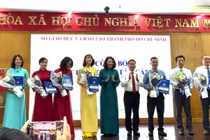 Các cán bộ quản lý nhận quyết định điều động, bổ nhiệm chiều 1-10