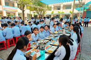 Học sinh Trường THCS Hồ Văn Long (phường Bình Tân) trong giờ ăn trưa