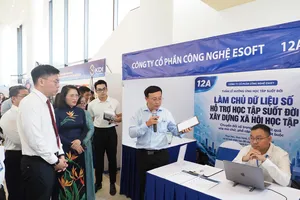 Phó Chủ tịch UBND TPHCM Trương Minh Huy Vũ cùng đại diện các sở, ban, ngành tham quan gian hàng về giải pháp công nghệ