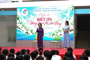 Nguyên Phó Chủ tịch nước CHXHCN Việt Nam Trương Mỹ Hoa chia sẻ với học sinh tại buổi nói chuyện chuyên đề "Biết ơn những người nữ anh hùng"