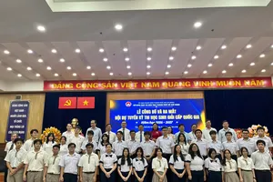 Lãnh đạo Sở GD-ĐT TPHCM chụp hình cùng đội dự tuyển ở các môn học tham gia kỳ thi học sinh giỏi quốc gia năm học 2026-2027